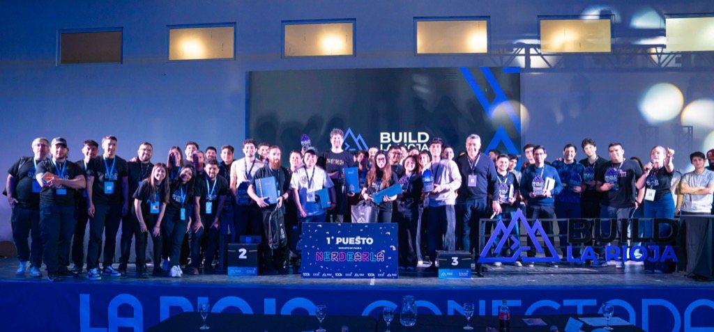 Closing group photo of #BuildLaRioja on stage