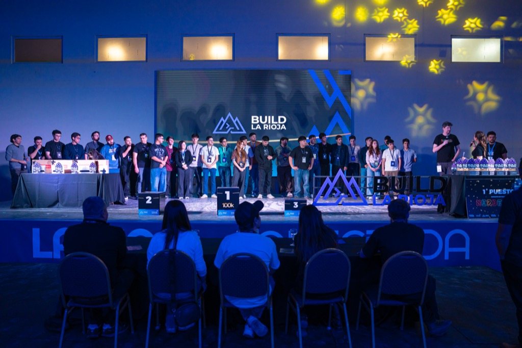 The #BuildLaRioja finalist teams on stage, facing the jury