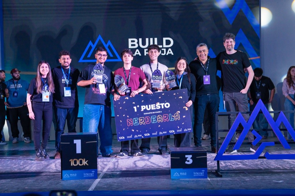 The winning #BuildLaRioja team on the podium with their prize: a trip to Nerdearla