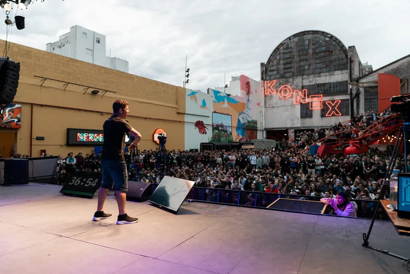 Escenario al aire libre en el Konex, Nerdearla 2025