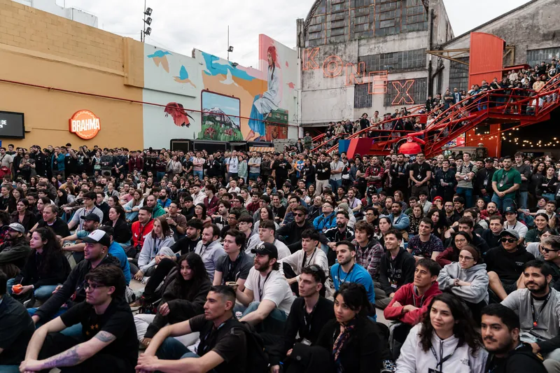 Público al aire libre en el Konex, Nerdearla 2025
