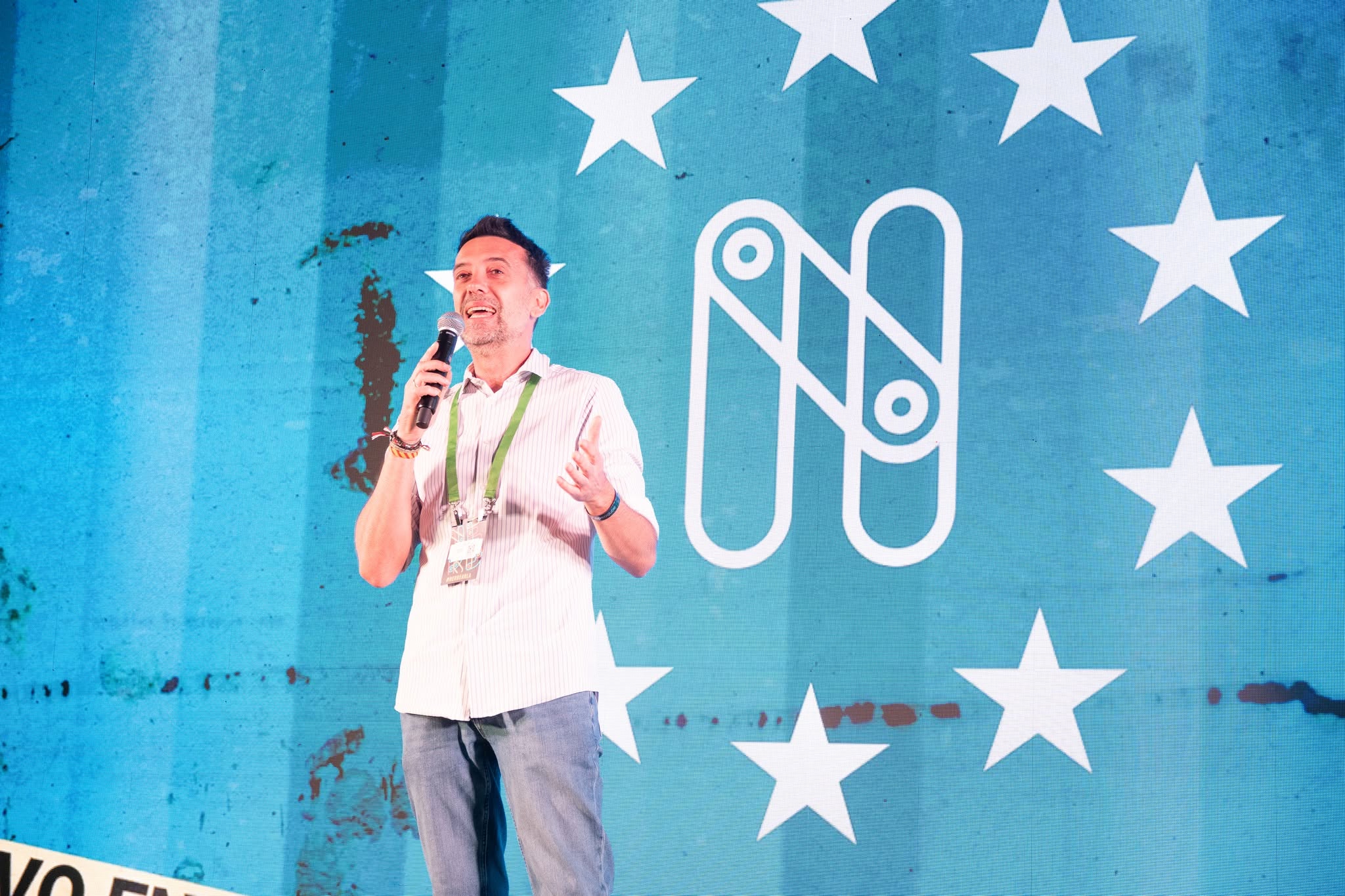 A speaker on the main stage, in front of the Nerdearla logo surrounded by stars